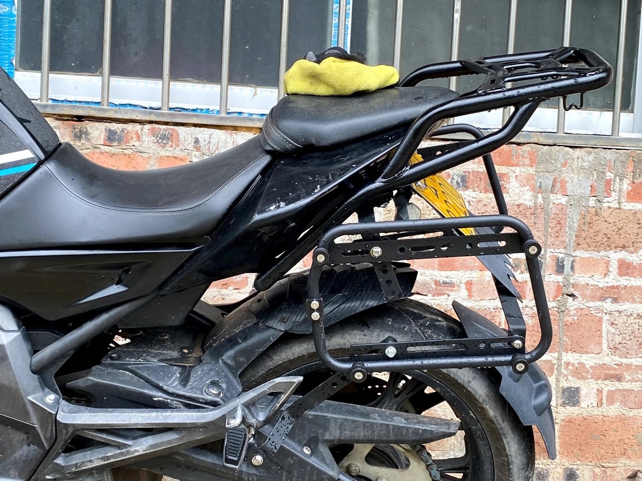 Universal multifunctional aluminum alloy quick-release side box bracket for motorcycles, three-box side rack, rear tail box rack mounting accessories