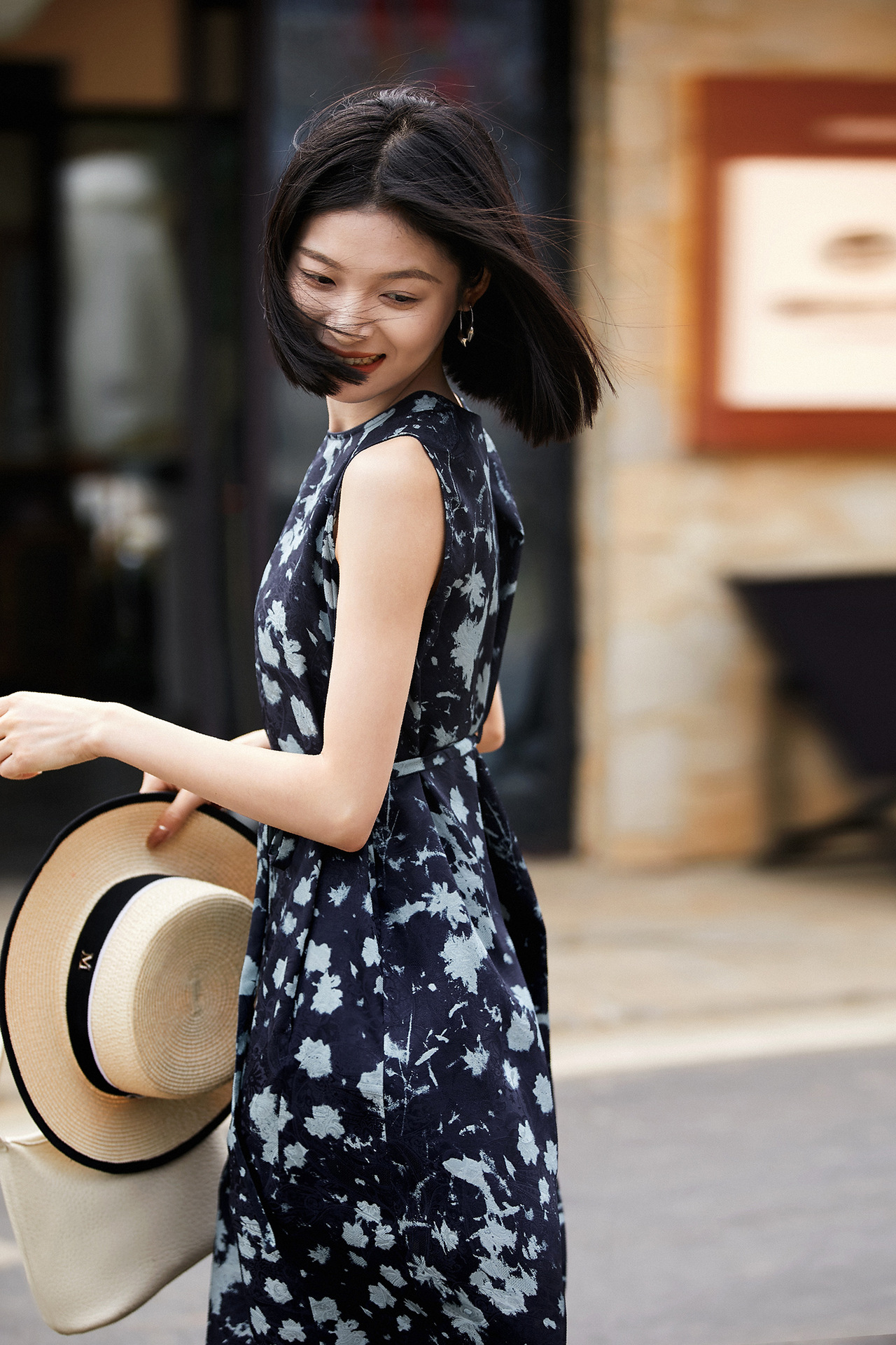 Đầm maxi nữ thắt eo không tay in hoa lụa tơ tằm — Màu xanh đậm chi tiết 4