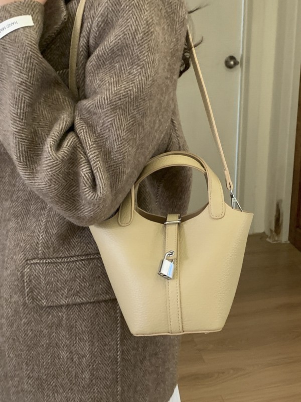 Cestas clásicas de platos bolsas de cubo de mano nicho coreano de litchi de textura alta moda versátil bolso de mochila