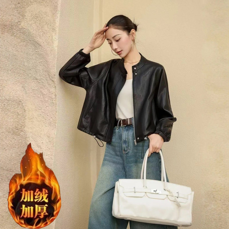 Áo khoác da nữ dáng ngắn cổ đứng, phối nút, lót lông, chất liệu PU dày — Lông cừu đen, Màu cà phê với fleece
