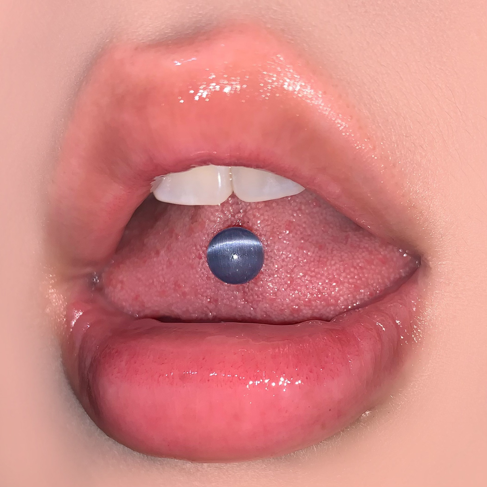 16G labret stud size and finish detail