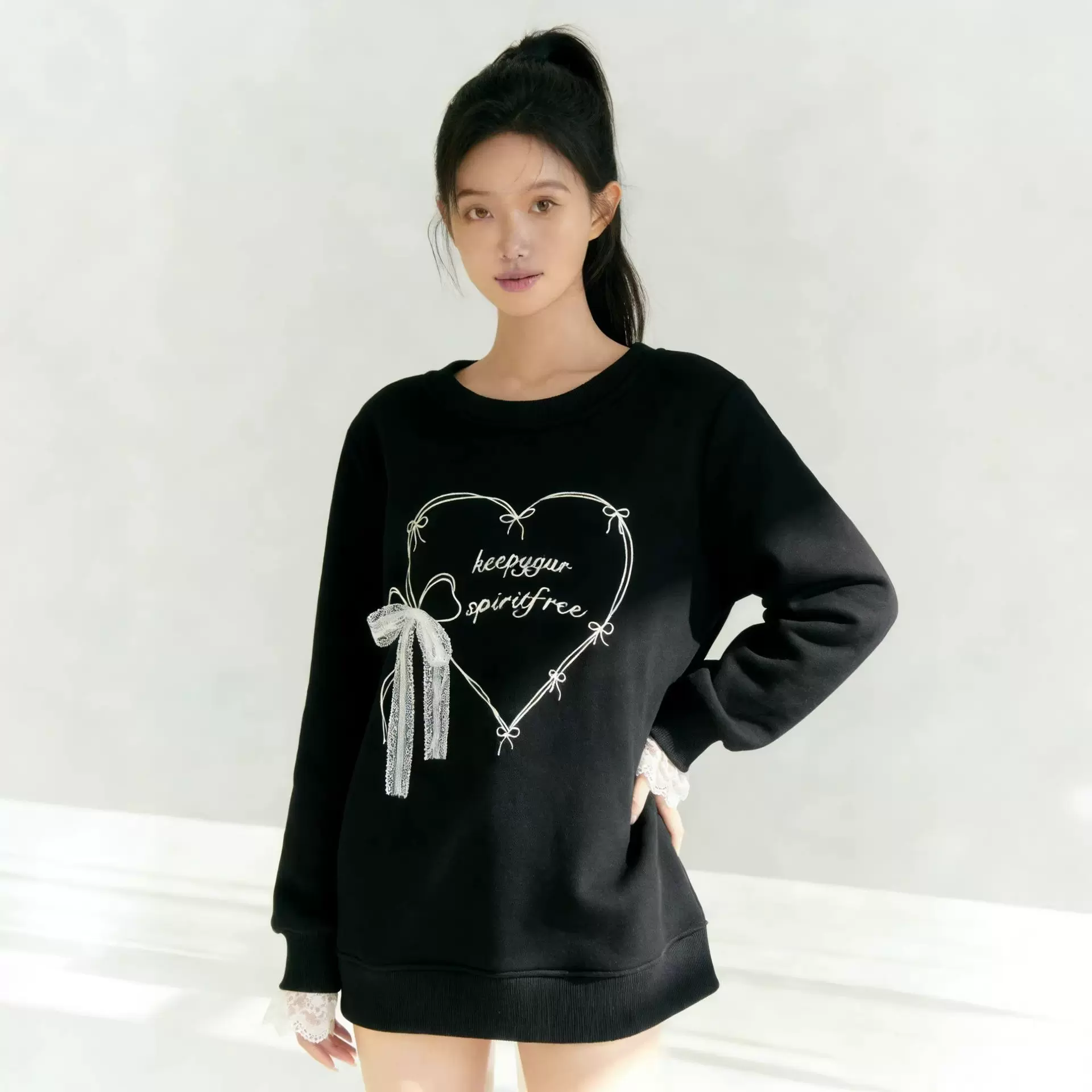 2026春季新款宽松韩版长袖黑色BF心形字母圆领加绒卫衣女网红潮流