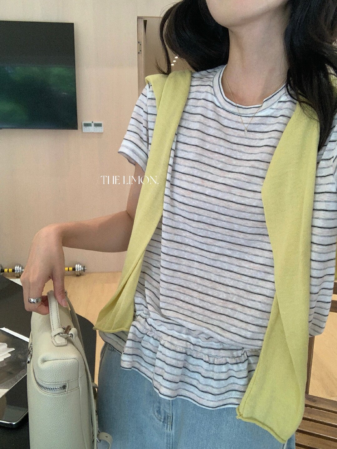 Áo thun nữ tay ngắn cổ tròn sọc kẻ phối bèo nhún, thiết kế eo rút dây thời trang — màu đen, màu trắng chi tiết 37