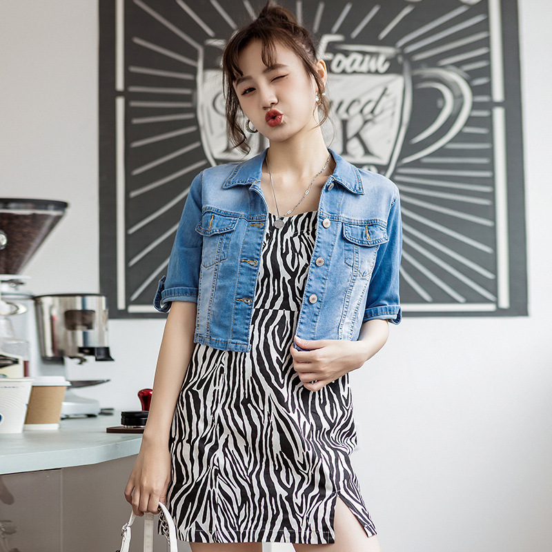 デニムのコートの女性はやせています。|undefined