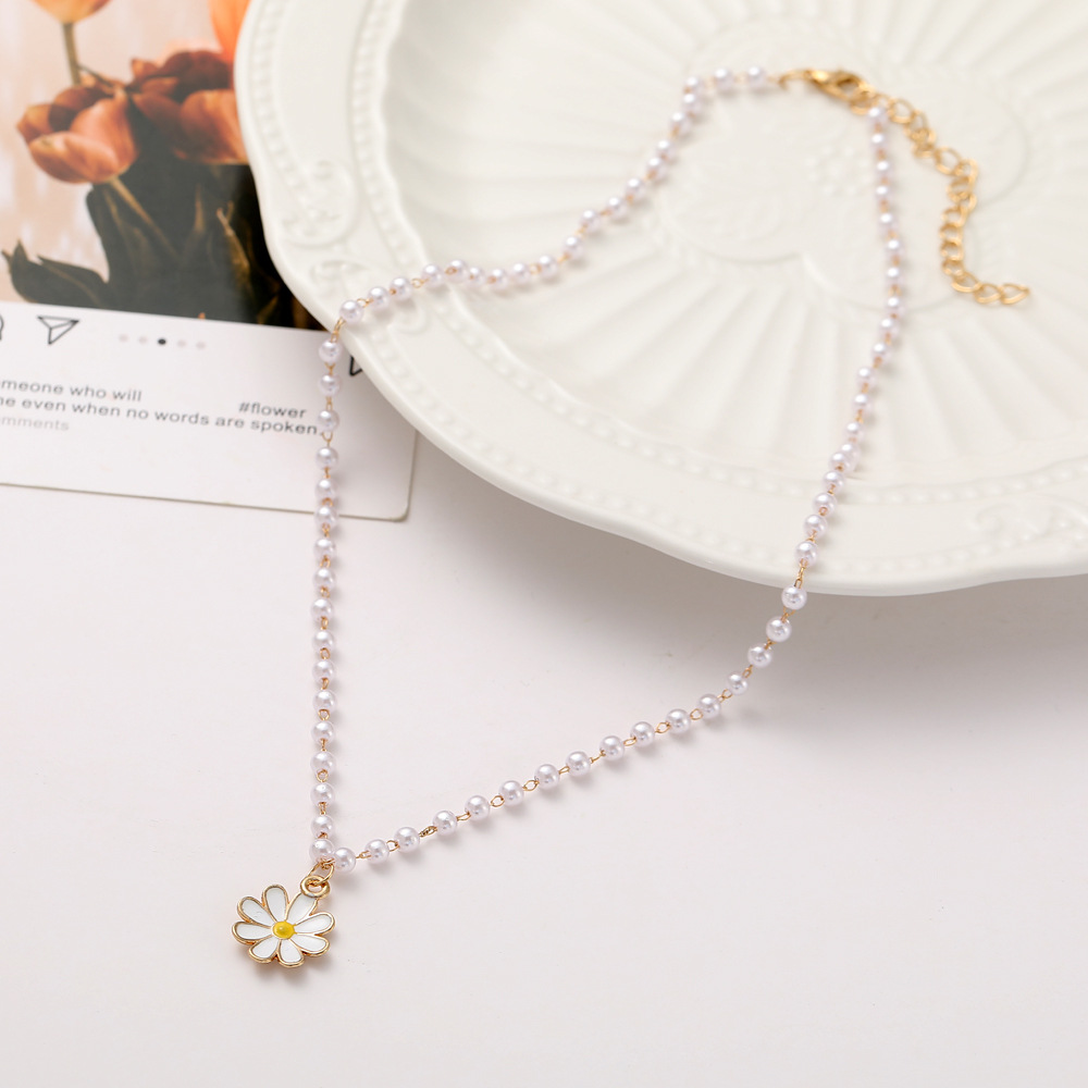 Wholesale New Creative Pearl Small Daisy Pendent Alloy Necklace Nihaojewelry display picture 4