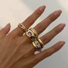 ŷ���羳��Ʒʱ�в�ɫ��ʯ��Ƕ��ָ��װ�����ʸй���ָ��Rings