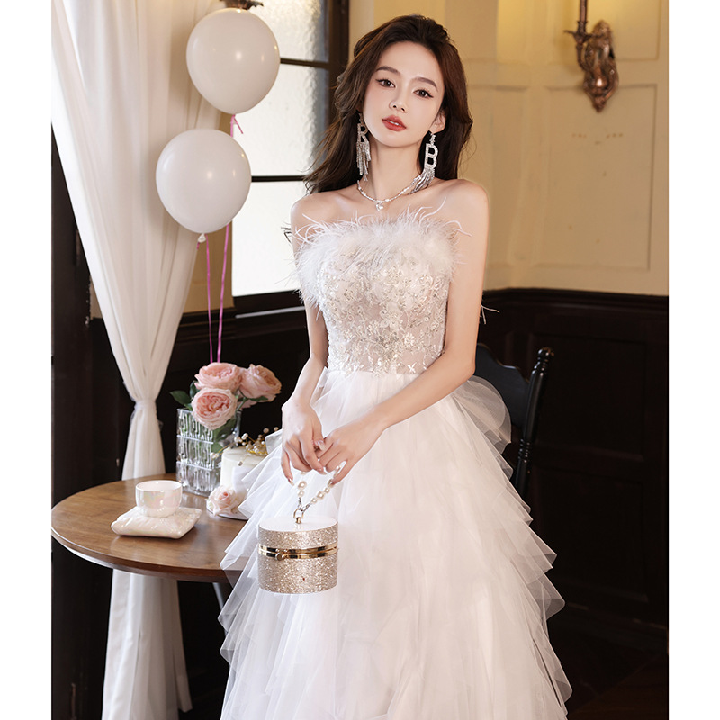 Đầm dạ hội cao cấp trắng tinh tế, thiết kế ôm body quyến rũ — Váy tiên nữ lông vũ màu trắng, Màu đen