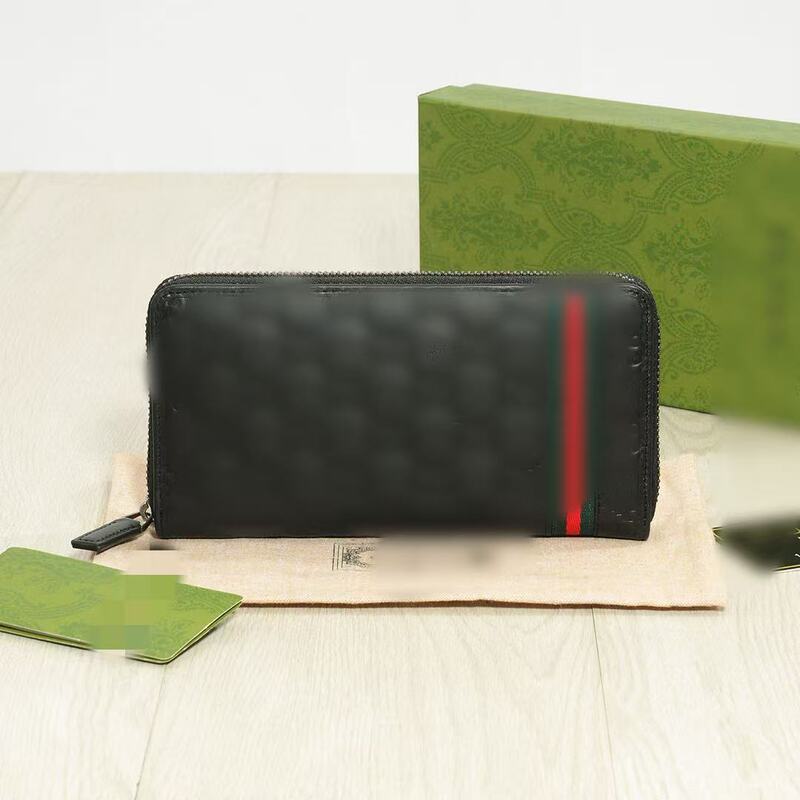 Gucci's new leather wallet is unisex, classic, high-end, and exquisitely crafted Gucci's new leather wallet is unisex, classic, high-end, and exquisitely crafted