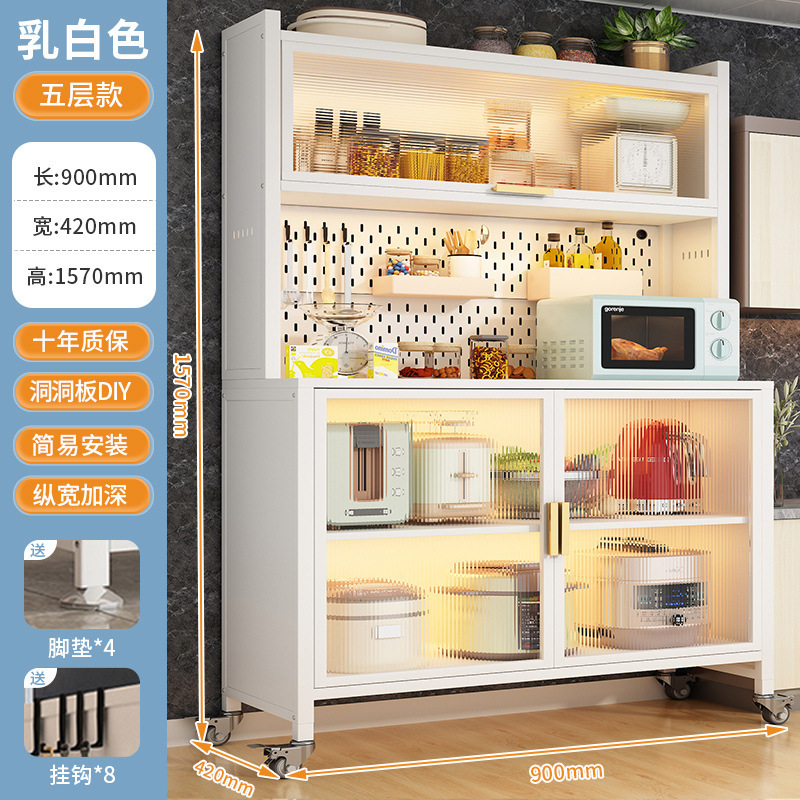 台所の物置棚家庭用の雑物のロッカーが床に落ちて、多層の物置棚の調味料の食器棚が壁の食器棚に寄りかかっています。|undefined