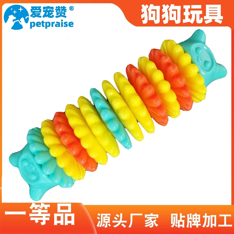 Любящие домашние животные хвалят новые игрушки с головой медведя