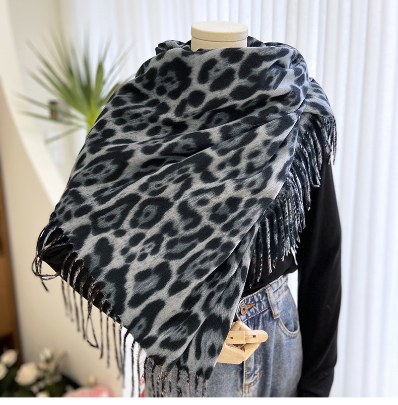 Women's Casual Leopard Imitation Cashmere Scarf display picture 4