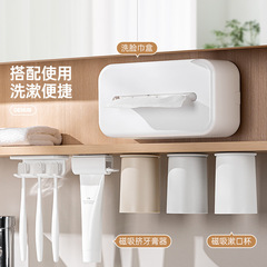 一家四口の鏡の箱の下で磁気吸引して逆にうがいのコップを掛けて歯ブラシを掛けます。