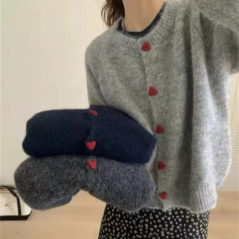 韩版圆领毛衣外套女秋季新款软糯爱心纽扣设计感慵懒宽松针织开衫|undefined