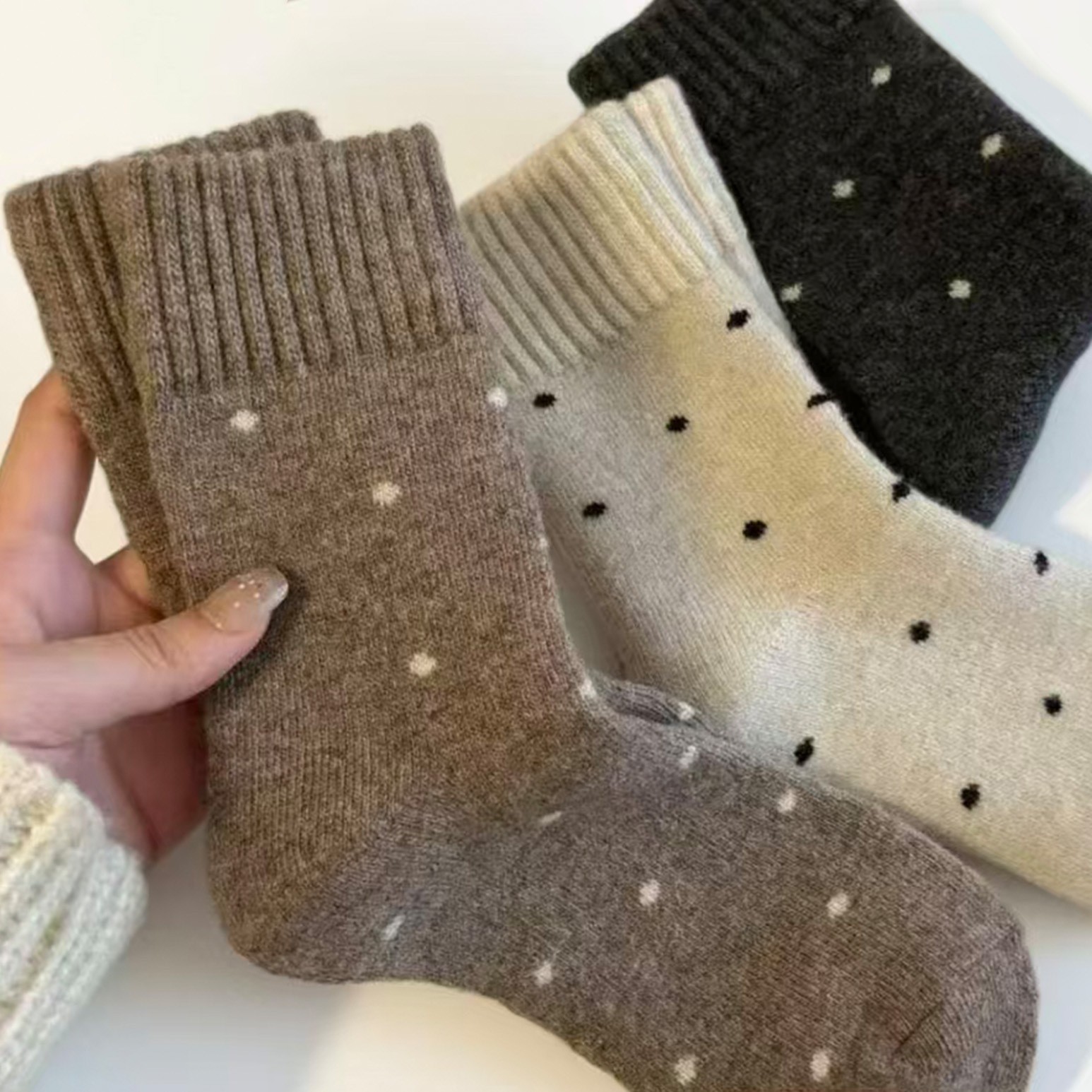 Calcetines de mujer caliente otoño y invierno más veludo engrosado nuevo punto de onda bucle tubo medio lindo versátil retro calcetines de pila