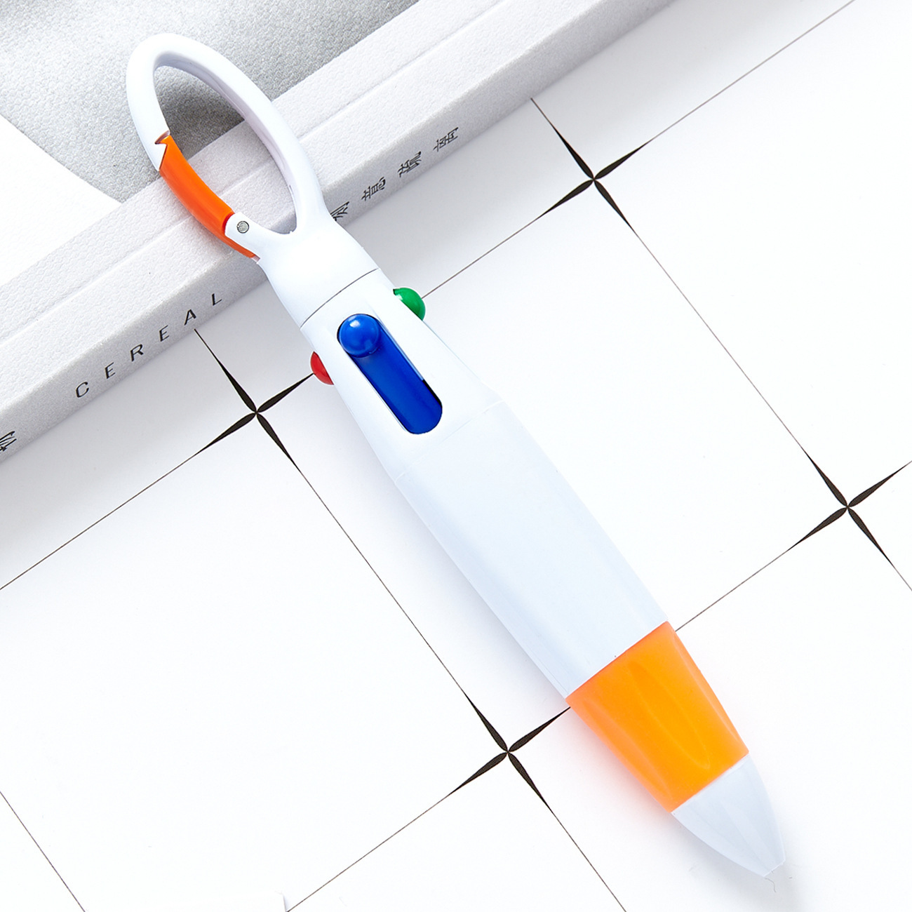 Botón de montaña de cuatro colores pulsar bolígrafo de plástico portátil bolígrafo de bolsillo se puede imprimir logotipo publicitario bolígrafo de regalo