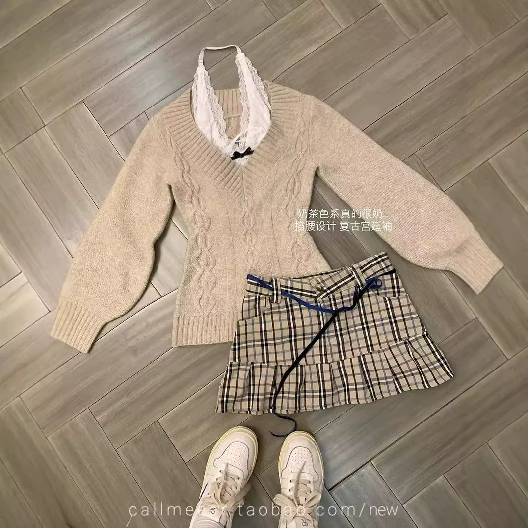 Черная бюстгальтерная поддержка? нет, переведем как Black brace, autumn design knitted sweater, V-neckline, trend of season