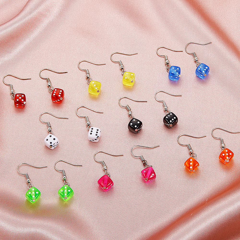 Vente En Gros Bijoux Boucles D&#39;oreilles En Acrylique Avec Dés De Couleur Bonbon Nihaojewelry display picture 2