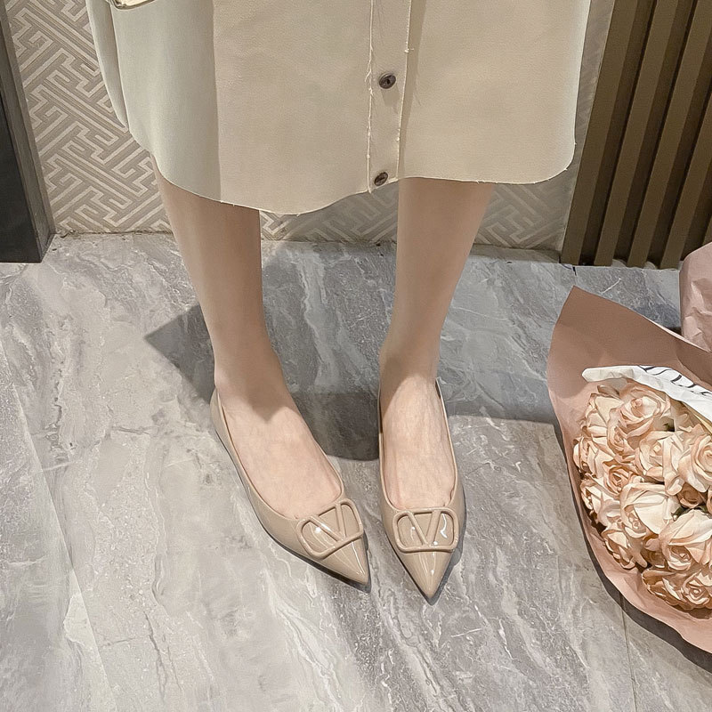 고급 프렌치 레트로 뾰족한 V 버튼 싱글 레이어 신발 여성의 2024 년 봄과 여름 새로운 도착 보트 신발 얕은 입 특허 가죽 플랫 누드 색상