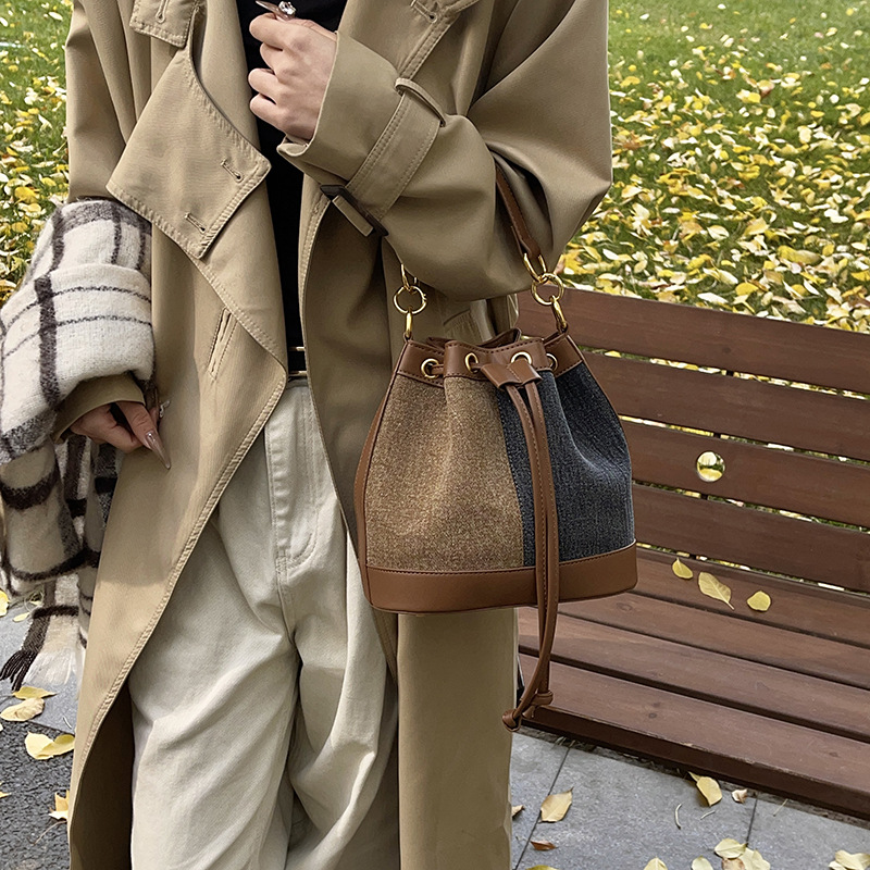 2025 otoño y invierno nuevo estilo coreano nicho bolso de cubo de agua mujer moda bolso de correa de color contraste de moda bolso de hombro