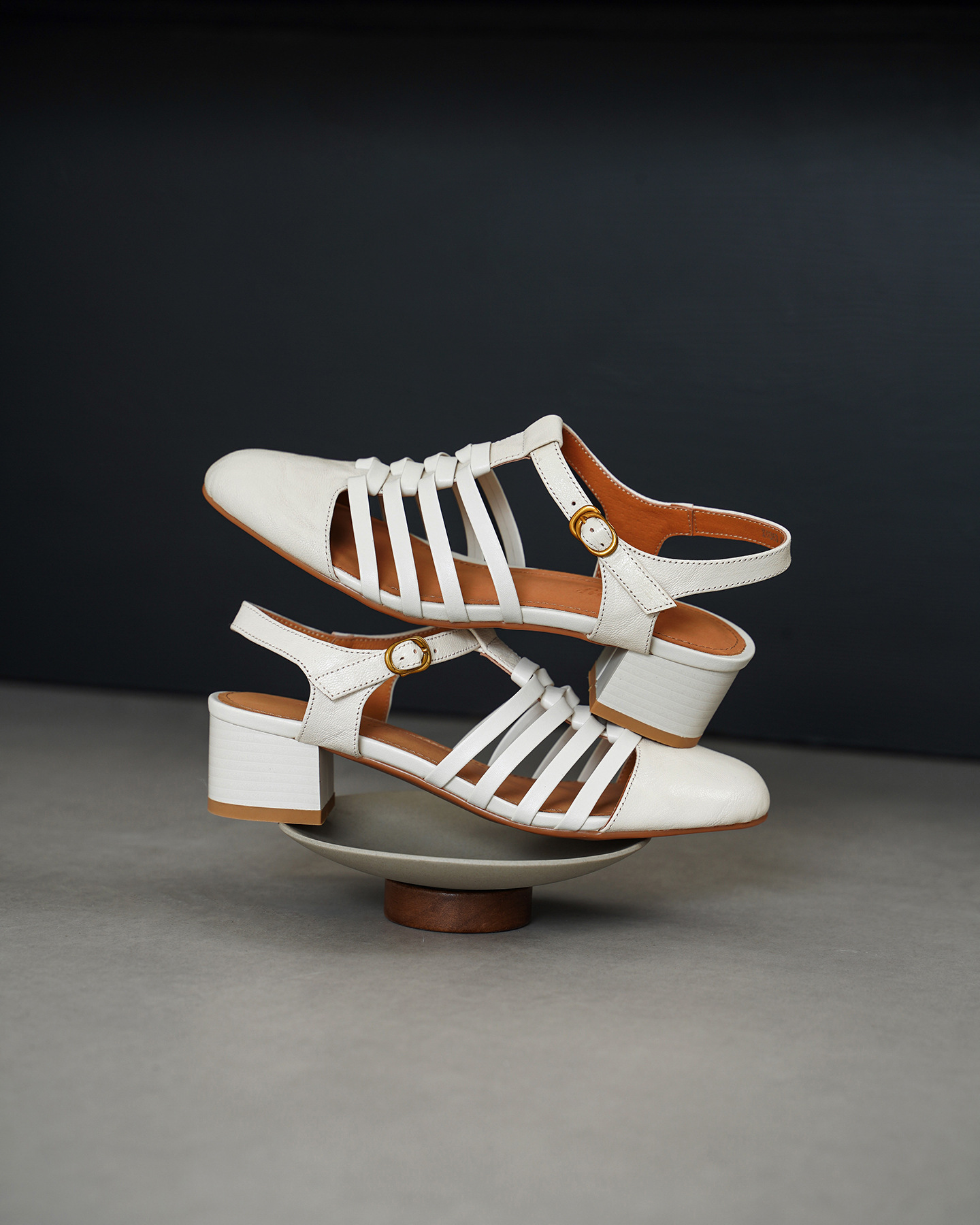 Sandal nữ cổ điển mũi nhọn quai T khóa, gót 5 cm, da cừu mềm — màu trắng ngà chi tiết 22