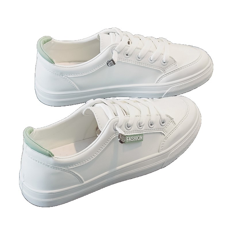 Pequeños zapatos blancos de primavera y otoño de 2025 nuevos zapatos casuales de estilo coreano, zapatos de skate de moda versátiles
