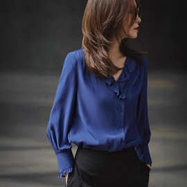 克莱因蓝长袖衬衣女款2025秋新款木耳边V领独特超好看的单穿衬衫