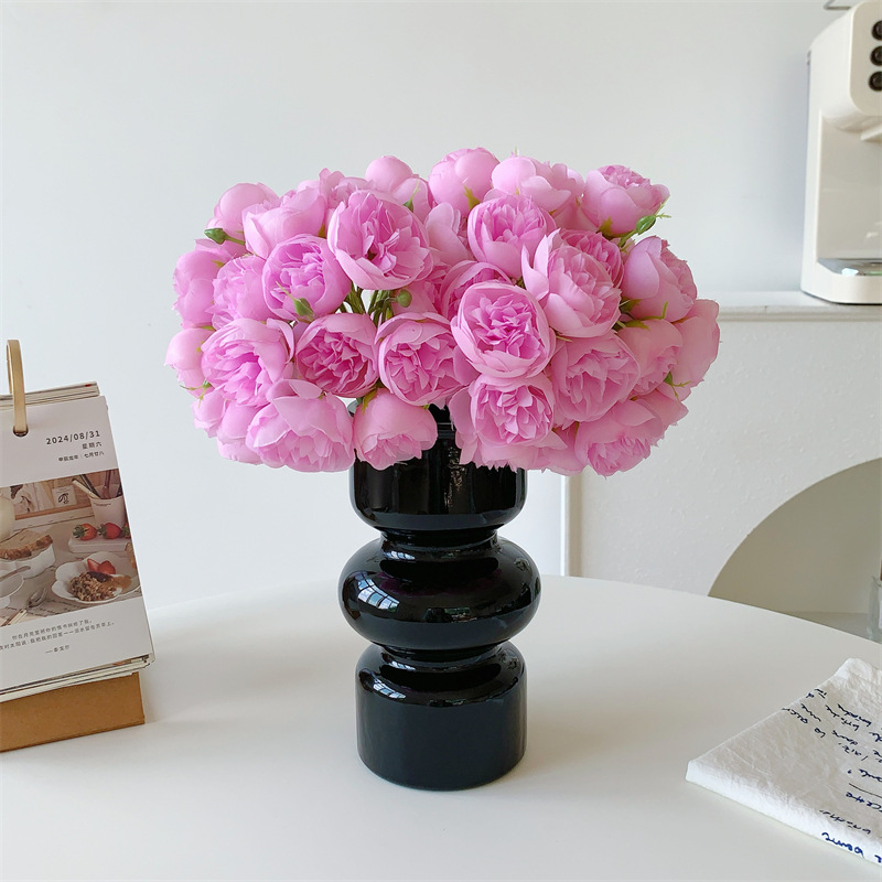 진한 분홍색 두 묶음 + 검은색 원형 병