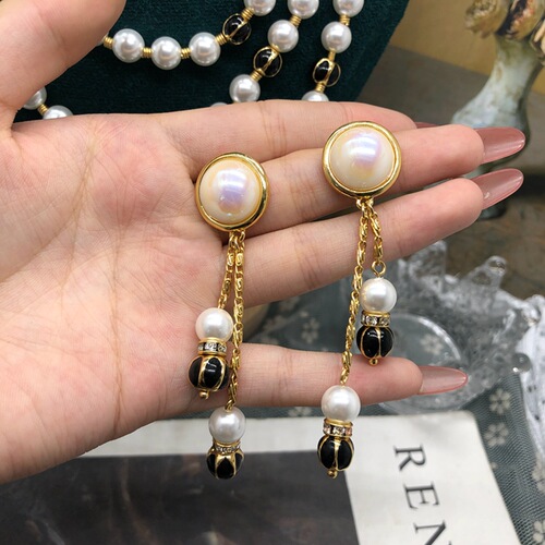 Hong Kong style autumn high-end design long glass pearl necklace sweeping shoulder horse colored oyster pearl tassel earrings set