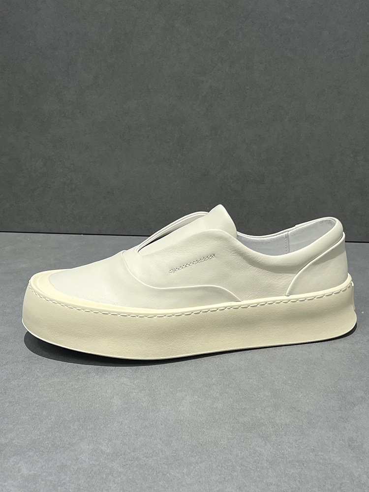 Weiße Schuhe sind lässig, mit dicken Sohlen, bequeme Freizeitschuhe und leichte, luxuriöse Business-Schuhe für Herren._voghion.com
