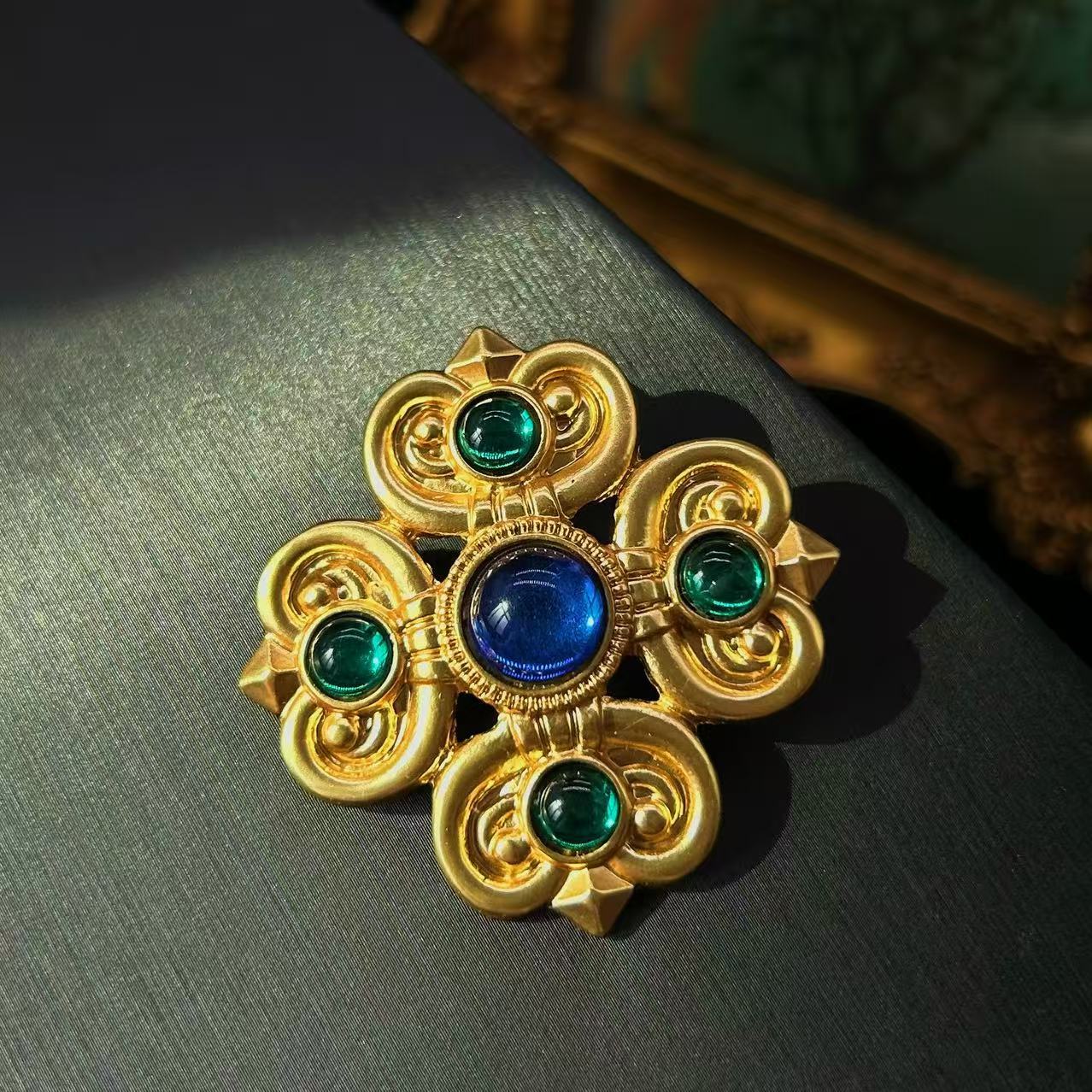 Retro Style Matte Gold Vintage Cut Out Cross Carved Brooch Colorful Cut Out Brooch Pendant Accessories