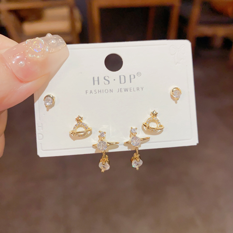 S925 aguja de plata micro incrustaciones de circón pendientes cortos pendientes de pelo corto japonés y coreano elegante todo-fósforo simple conjunto de tres piezas pendientes para las mujeres