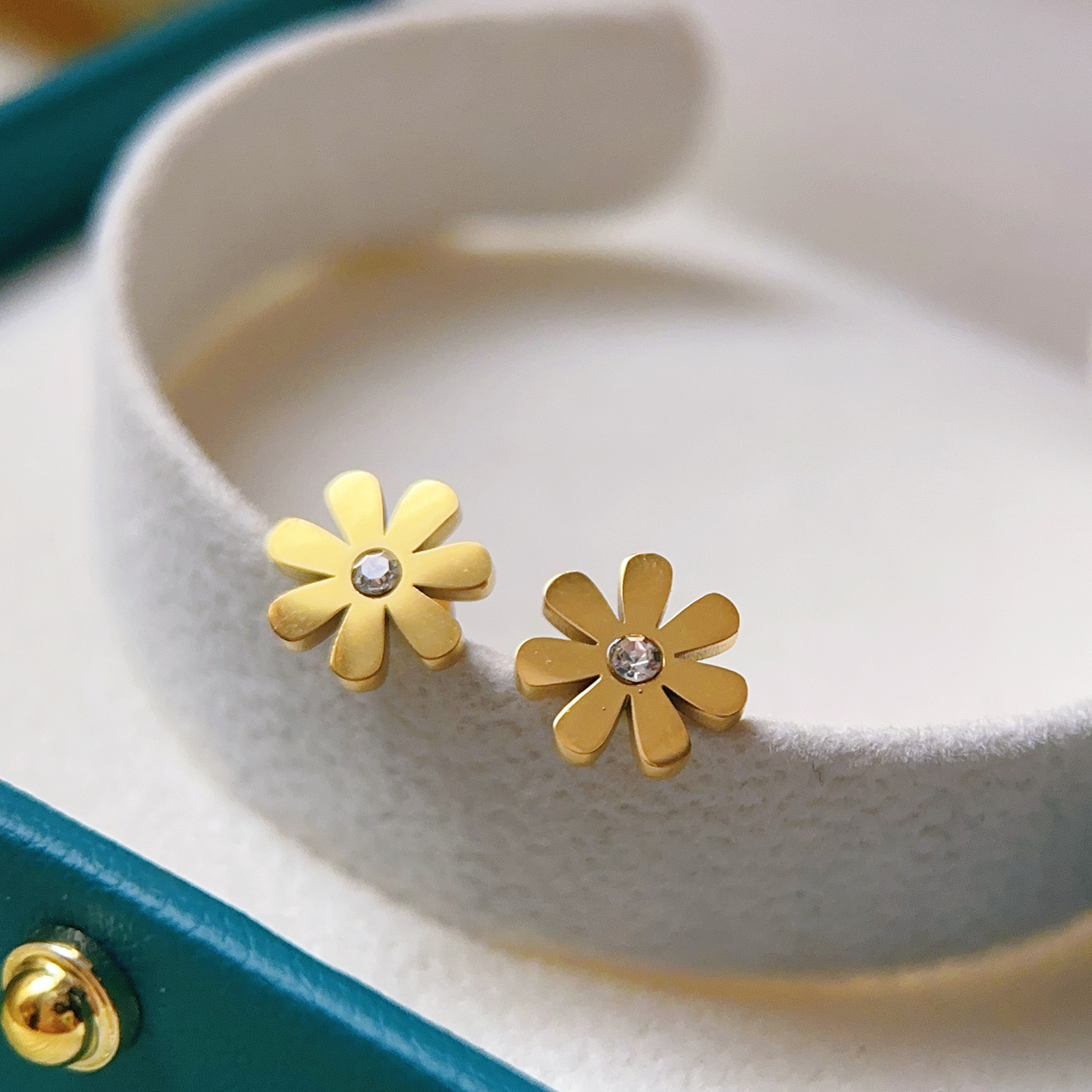 Nuevo collar de flores de margarita de titanio de acero de estilo francés 18 diamantes de oro encantador conjunto de joyería no se desvanece
