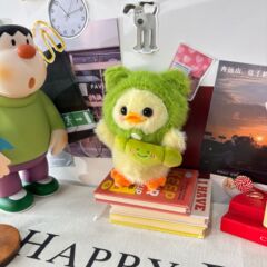 可爱青蛙帽小鸭子挂件毛绒玩具公仔超萌情绪糖果鸭包包挂饰钥匙孔