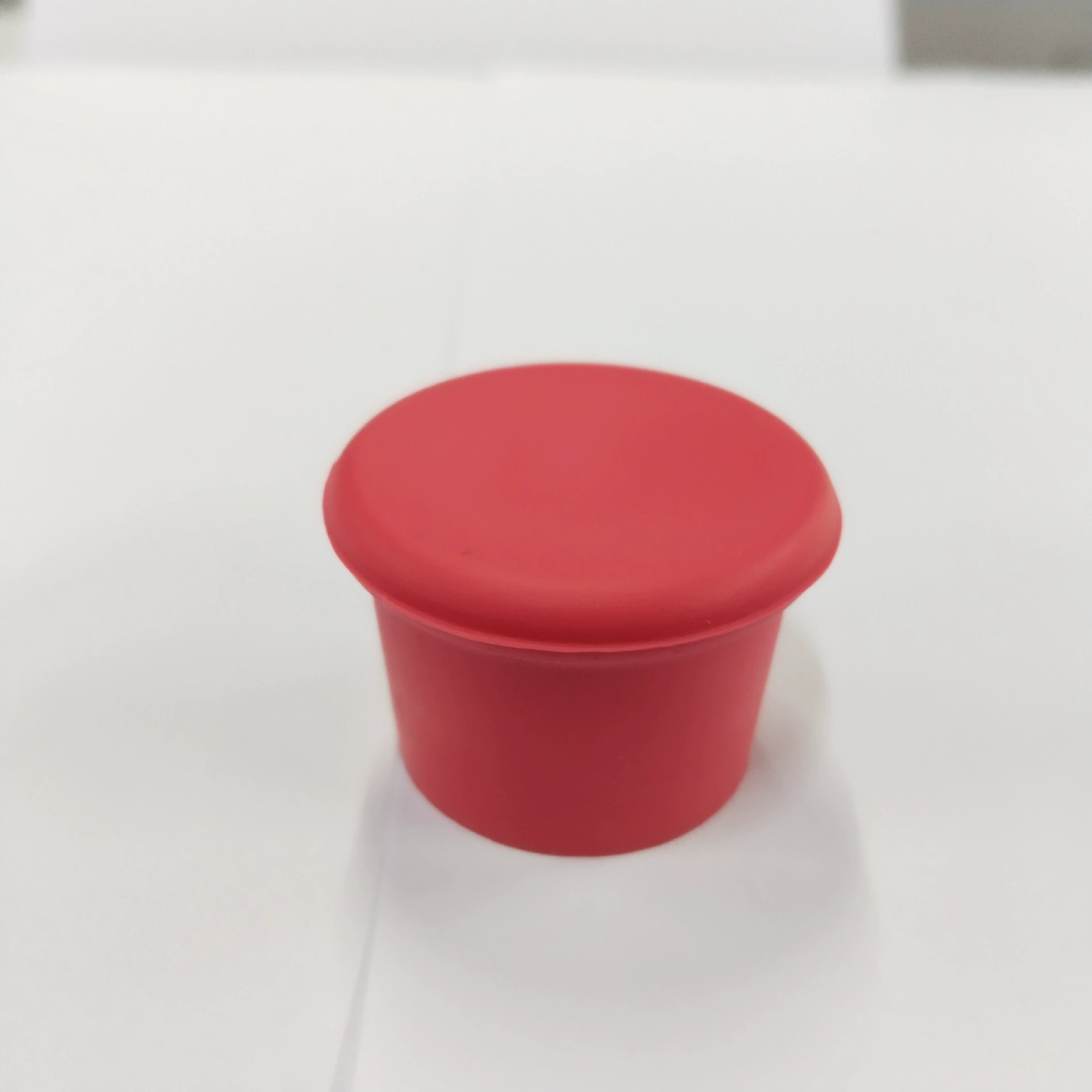Silicone Bottle Stopper, Food-Grade Round Cap, Wine & Beer Sealer, BPA-free (3.6×2.6×3 cm)