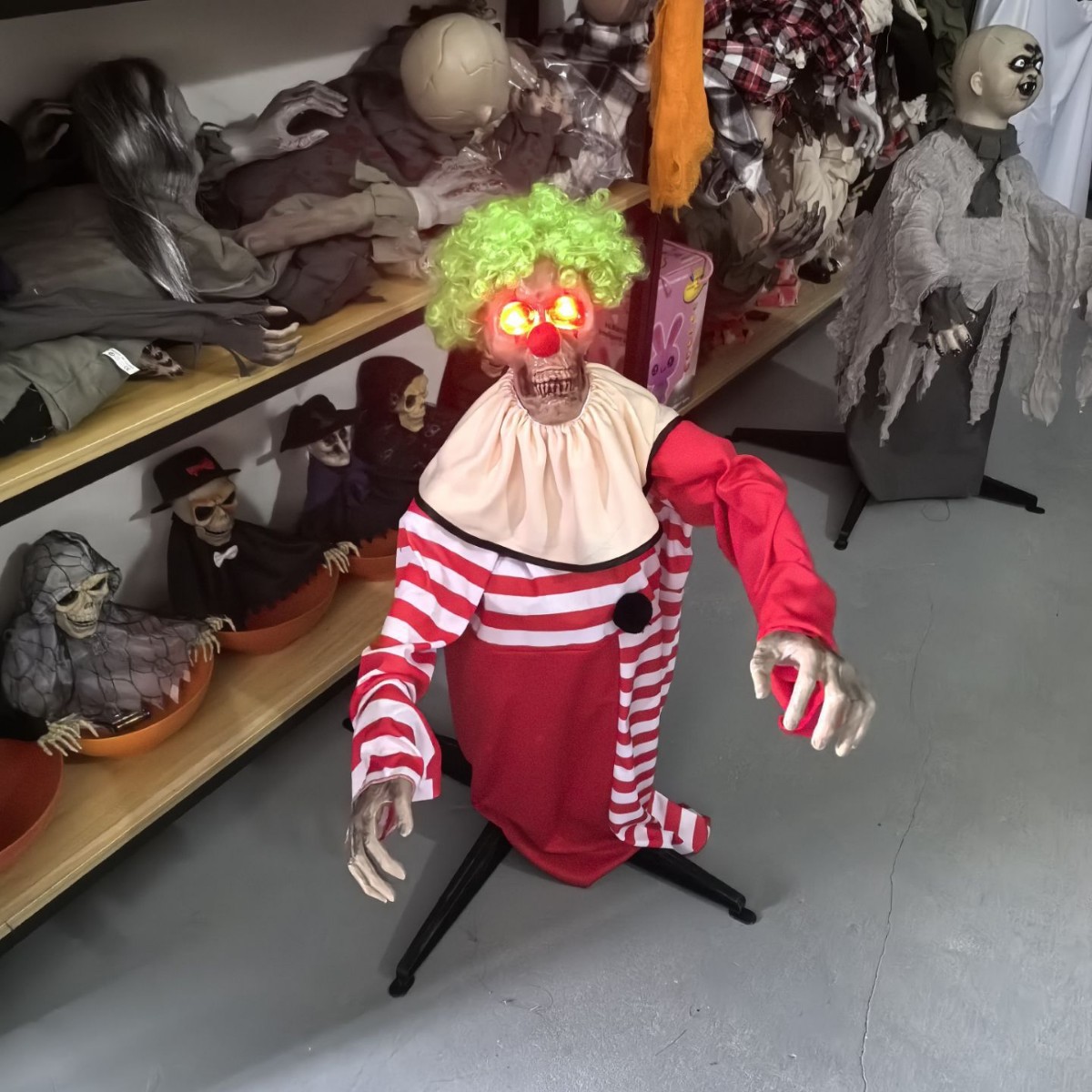 2025 nuevo espectáculo extraño de Halloween trompeta postura swinging payaso terror aterrador escenario de diseño de atmósfera