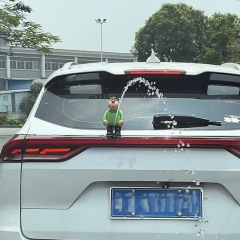 インターネット有名人の車の装飾品水スプレー車のゼニガメクリエイティブ車の装飾ルーフとテールかわいい水改造