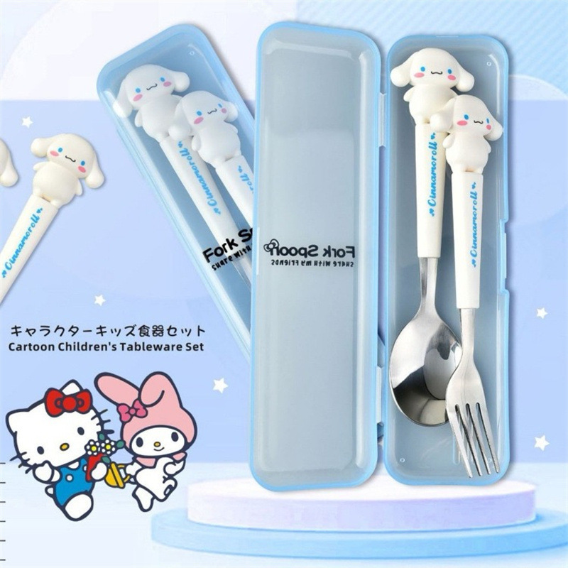 日系かわいいスプーンフォーク2点セットステンレス食器携帯学生サラリーマンが昼食食器箱を持っている|undefined