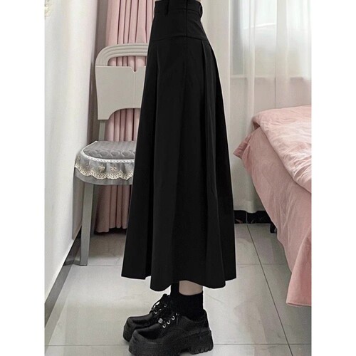 A-line skirt for plus-size women: Large sizes, figure-flattering mid-length design, high-waisted pleated half-skirt in black—perfect for wider hips.