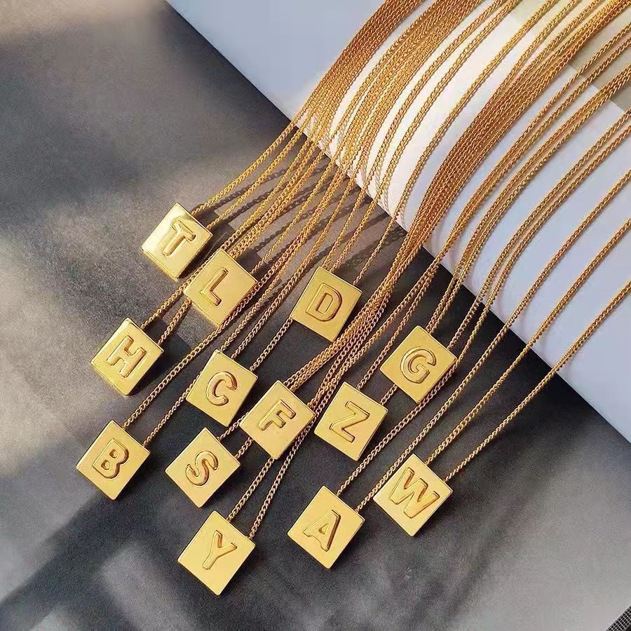 lisa同款字母方牌项链方块吊坠欧美26英文网红18K金女锁骨链ins风
