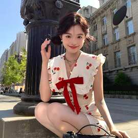 2026新款小飞袖v领收腰无袖连衣裙女夏季法式复古清新甜美a字裙子