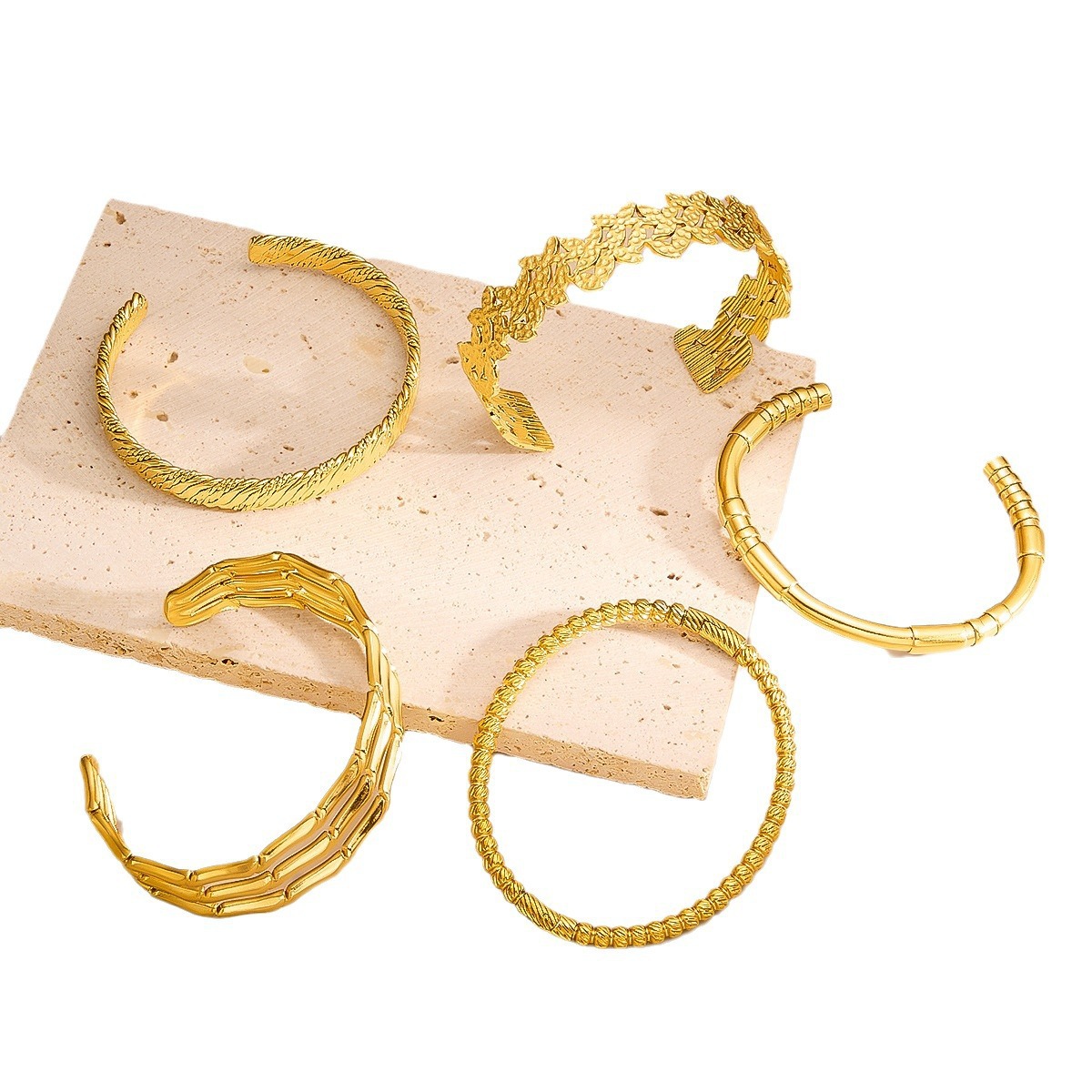 Wenjian venta caliente transfronteriza pulsera abierta con patrón de martillo, acero de titanio, pulsera en forma de C que no se desvanece, sensación hueca de alto nivel, retro versátil