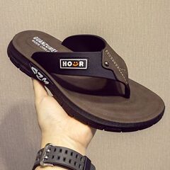 新しいシンプルな男性スリッパのトレンド夏の滑り止め耐摩耗性の外にビーチカジュアルな厚い底の男性の字のスリッパを着ます。