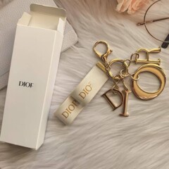 迪家DIYキーホルダーストラップ。古典的な金色金属の4文字ロゴ
