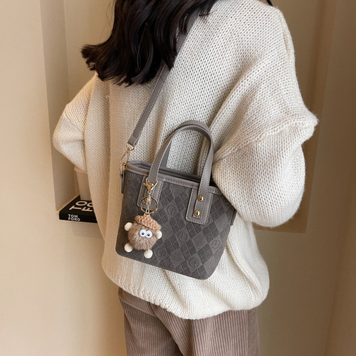 Fashionable and versatile portable bucket bag for women, new retro high-end shoulder bag, casual commuting crossbody bag