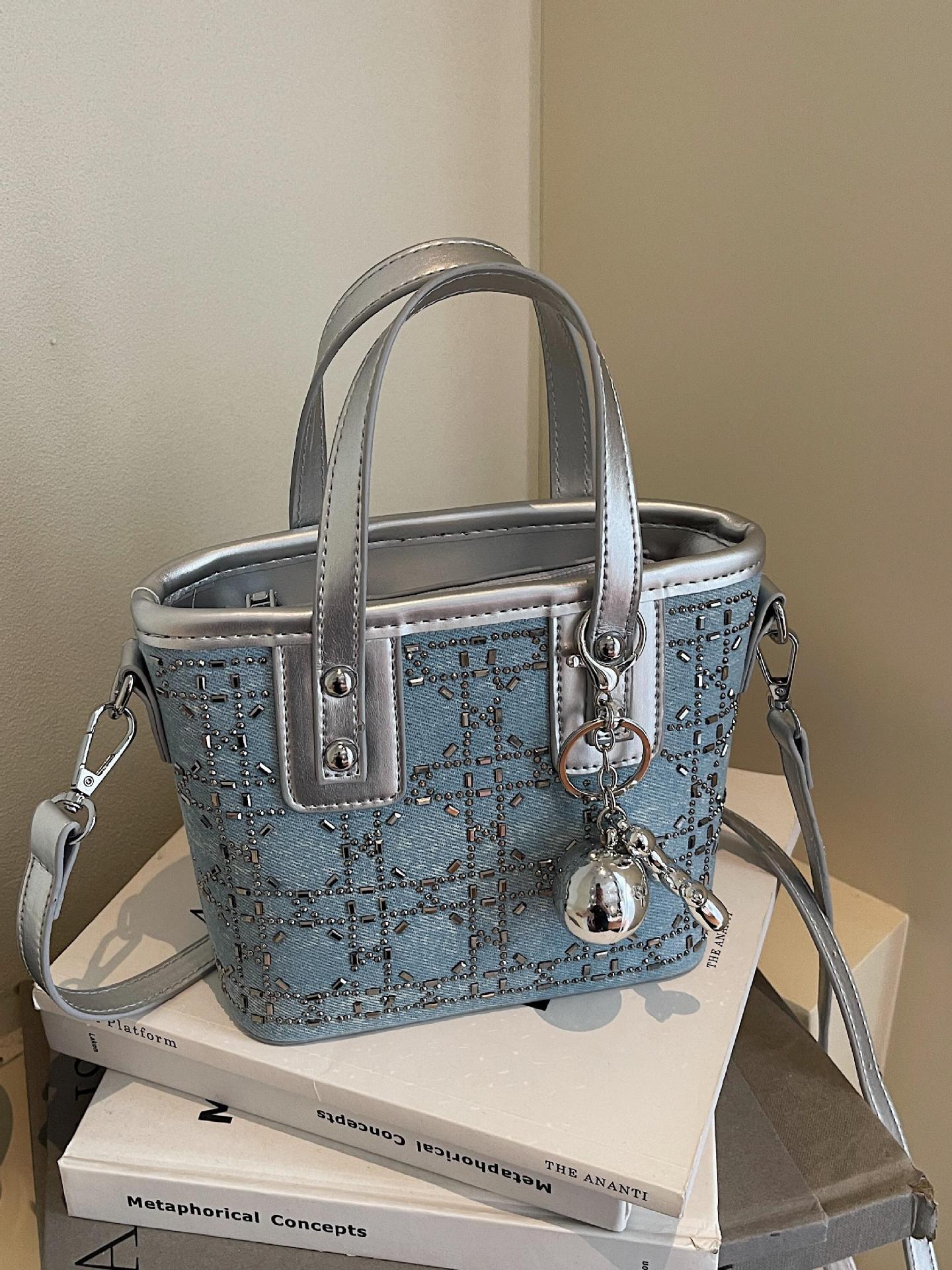 Bolso de cubo de mano popular de verano para mujer 2025 nuevo bolso de hombro de tendencia salvaje estilo occidental bolso de mensajero de viaje de moda
