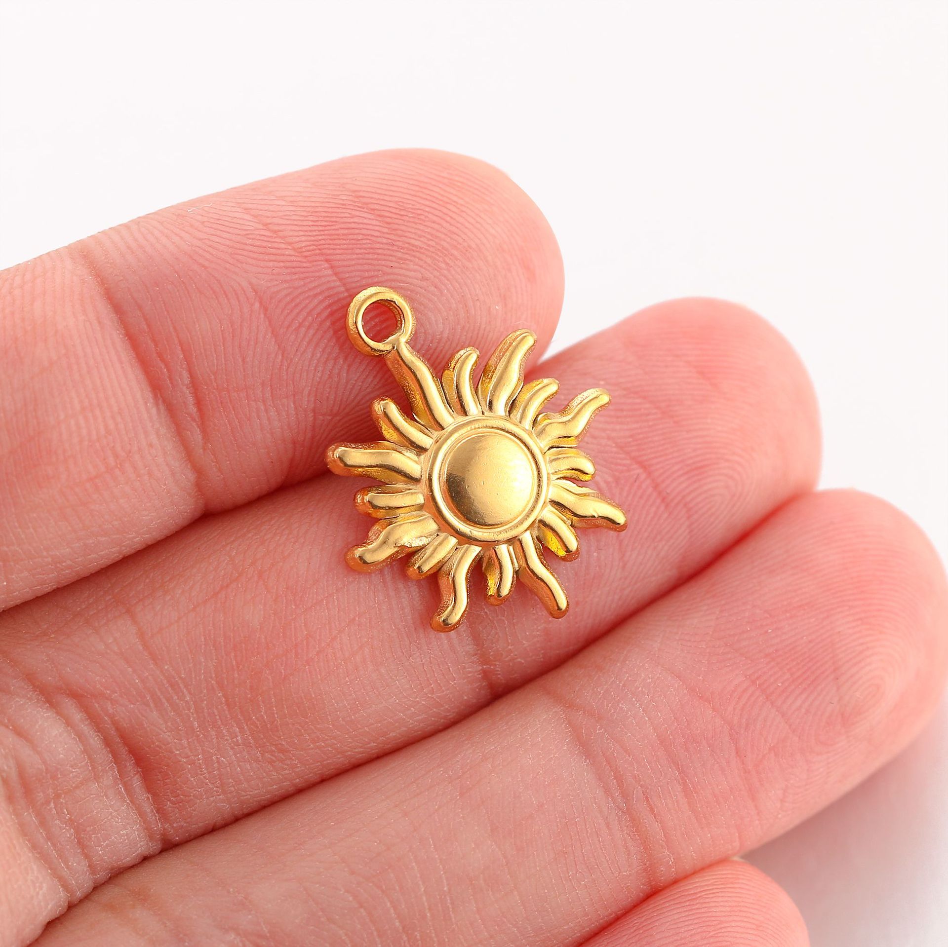 304 Stainless Steel Material 1 Piece 17 * 20mm 304 Stainless Steel 18K Gold Plated Sun Pendant