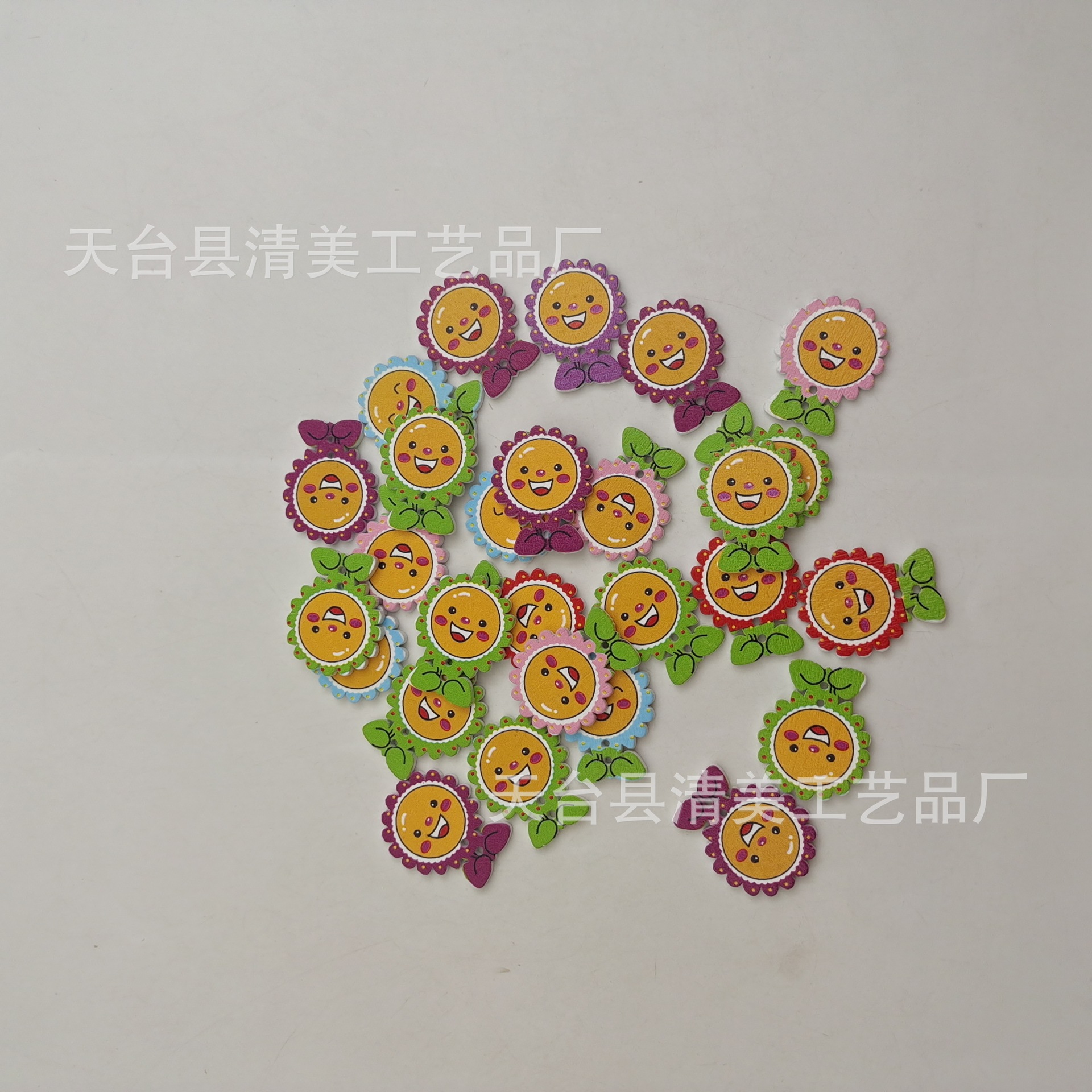 Decoración de fondo blanco de madera estilo flor de sol botón de madera DIY lindo botón decorativo en forma de flor 50 por paquete