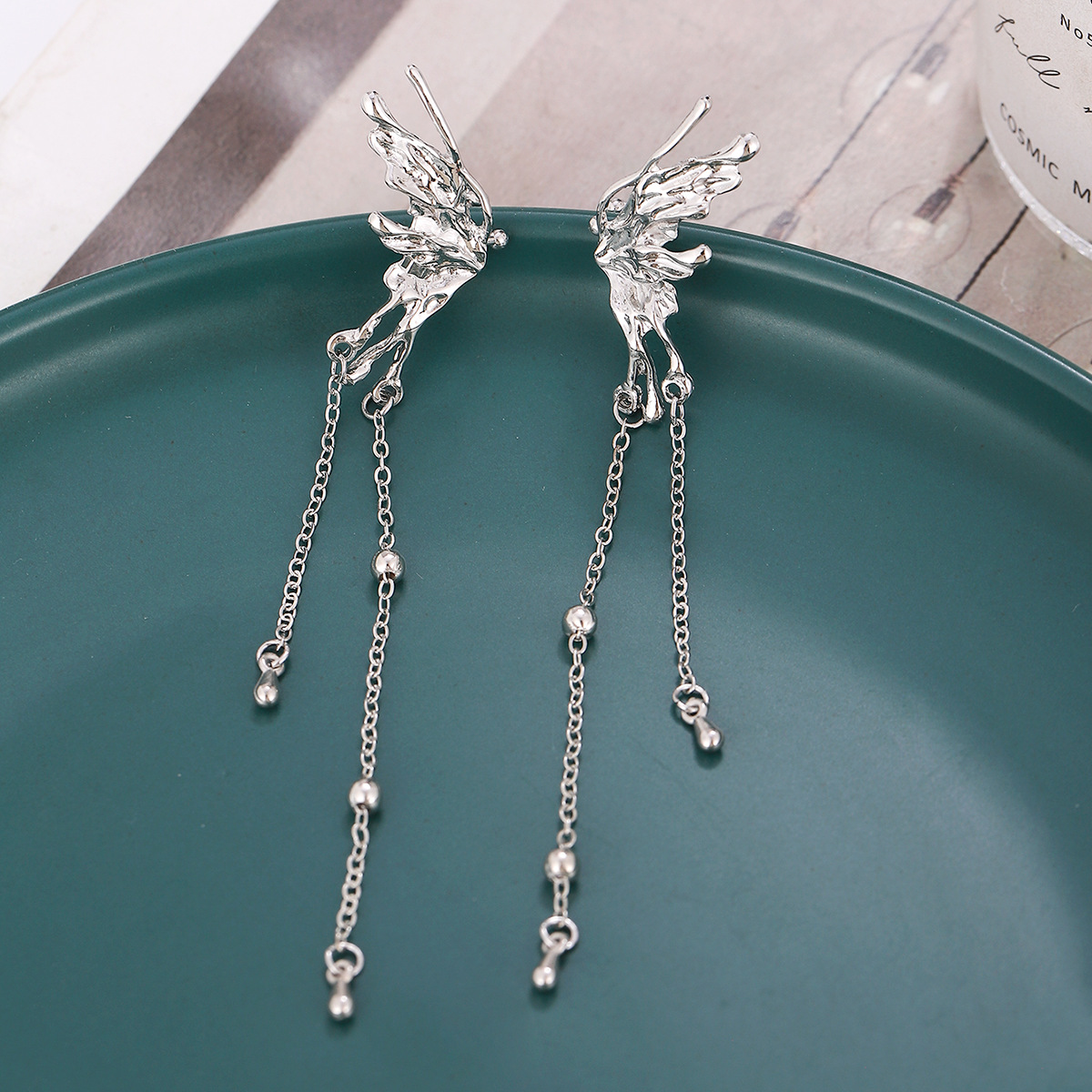 Mariposa europea y americana borla oreja clip de hueso pendientes de una pieza fría de alta gama única cara pequeña oreja clip nicho diseño femenino