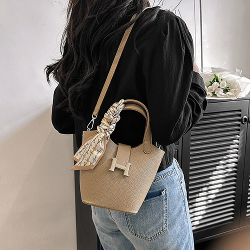 小众包包女高级感手提水桶包包女新款潮时尚流行荔枝纹斜挎包