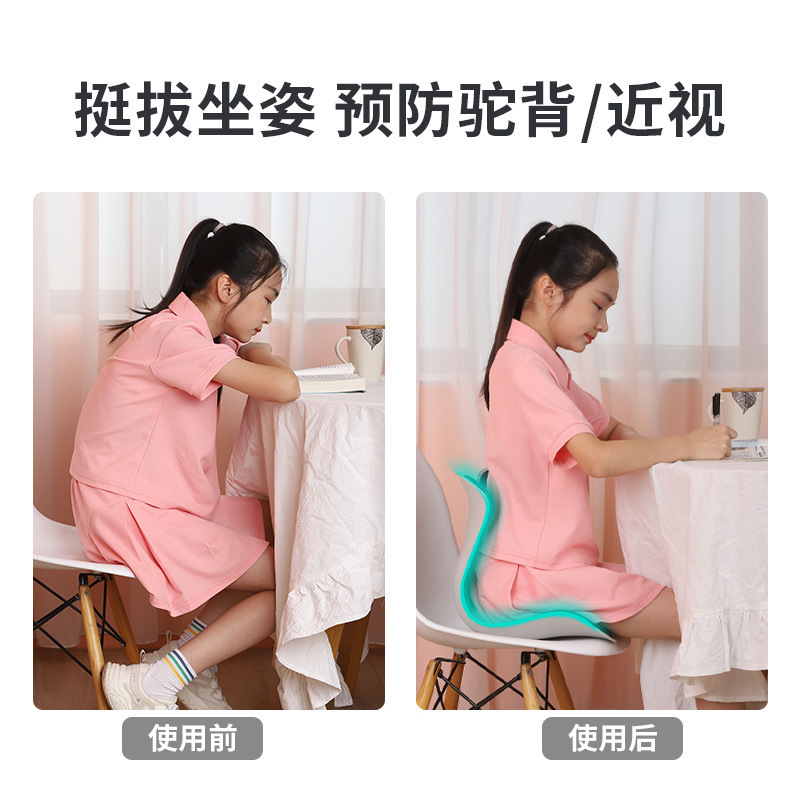 思菲の腰をかばって子供を座らせます。|undefined